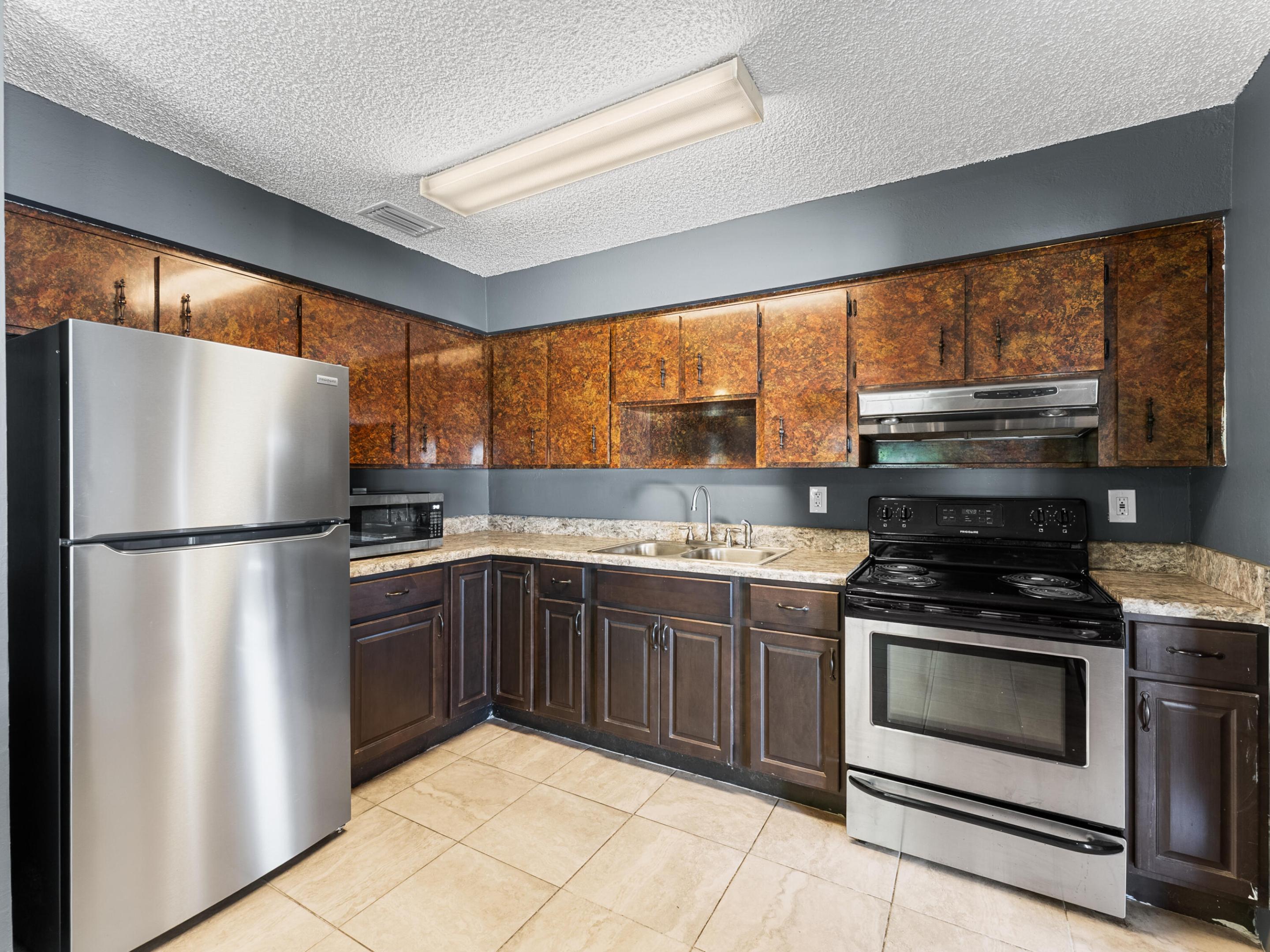 WHISPERING PALMS UNIT 5 - Residential