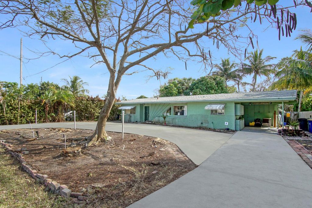 Photo of 1911 Cypress Avenue, Fort Pierce, FL 34949 (MLS # R10944358)