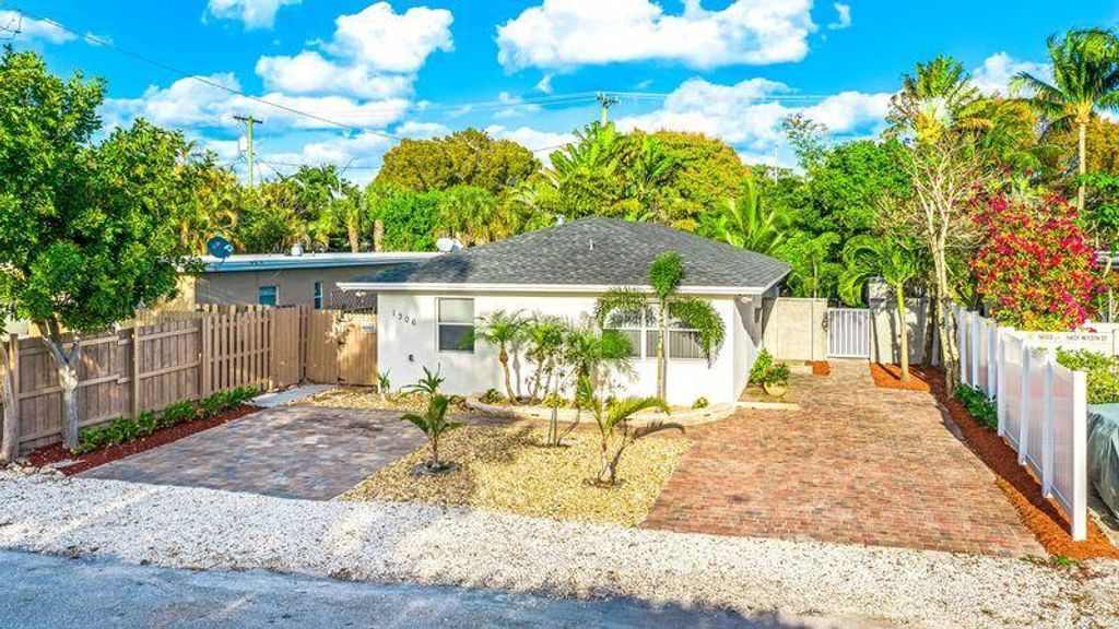 Photo of 1306 NE 14th Avenue #2, Fort Lauderdale, FL 33304 (MLS # B26023200)