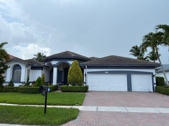 BEAUTIFUL PANORAMA LAKE VIEW. WAHT A TRANQUILTY PLACE YOU CAN ENJOY! THIS IS TRULY NICE OPEN AIRY HOME ENTERTAINED WITH FAMILY & FRIENDS.
TILES THROUGHOUT, GRANITE COUNTER TOPS AND UPGRADED WOOD CABINETS.
YOU CAN SEE THE LAKE VIEW FROM MASTER, LIVING, FAMILY, DINING, GUEST ROOMS.
NICE COMMUNITY WITH MAN GATED AND EXCELLENT SCHOOLS. EASY ACCESS TO RESTAURANTS AND SHOPPINGS AROUND.
YARD MAINTENANCE IS INCLUDED IN THE RENT!!