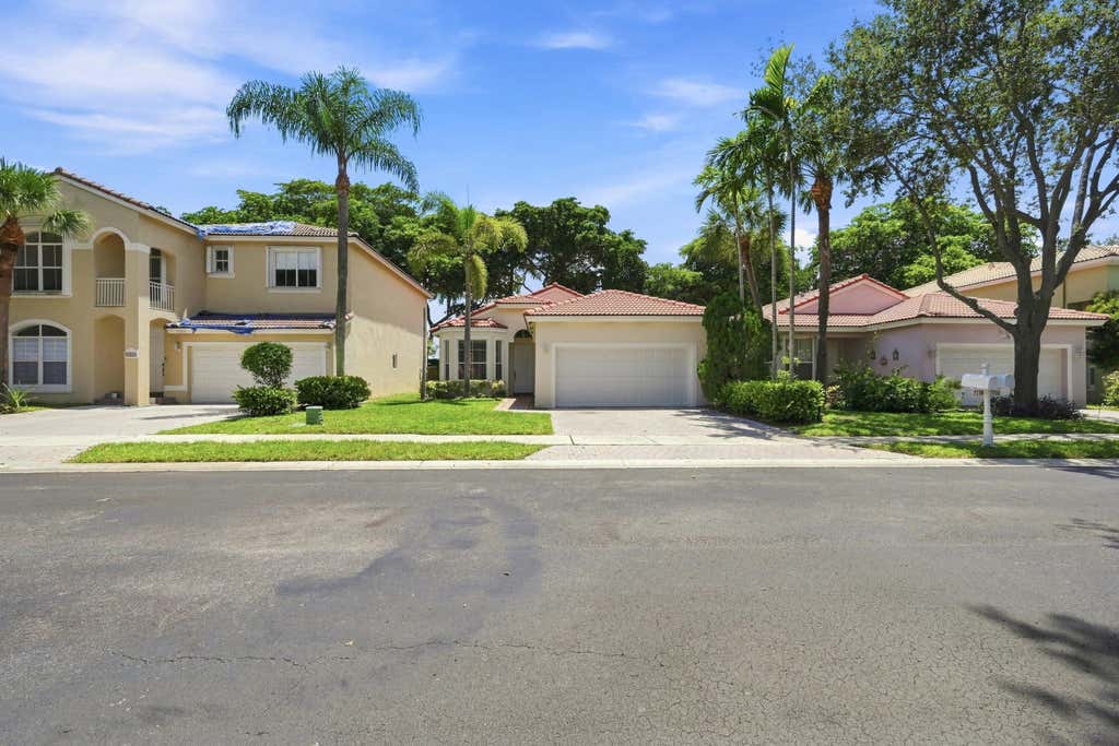 Photo of 7778 NW 17th Place, Pembroke Pines, FL 33024 (MLS # B26062940)