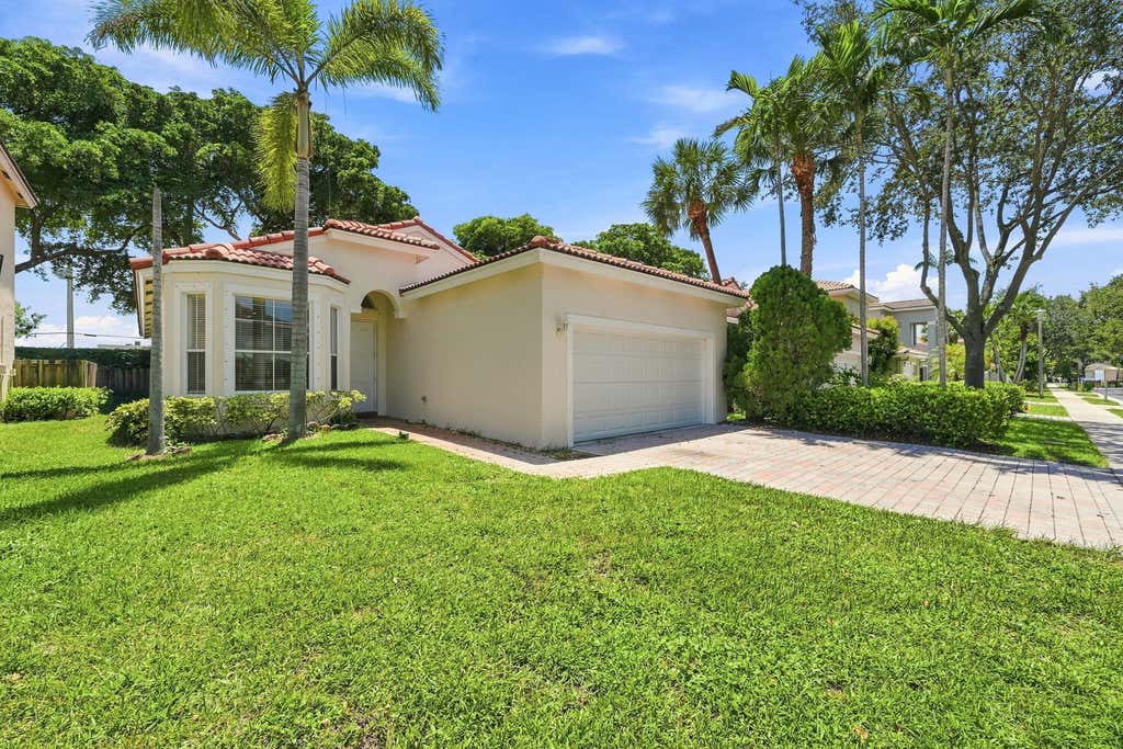 Photo of 7778 NW 17th Place, Pembroke Pines, FL 33024 (MLS # B26062940)