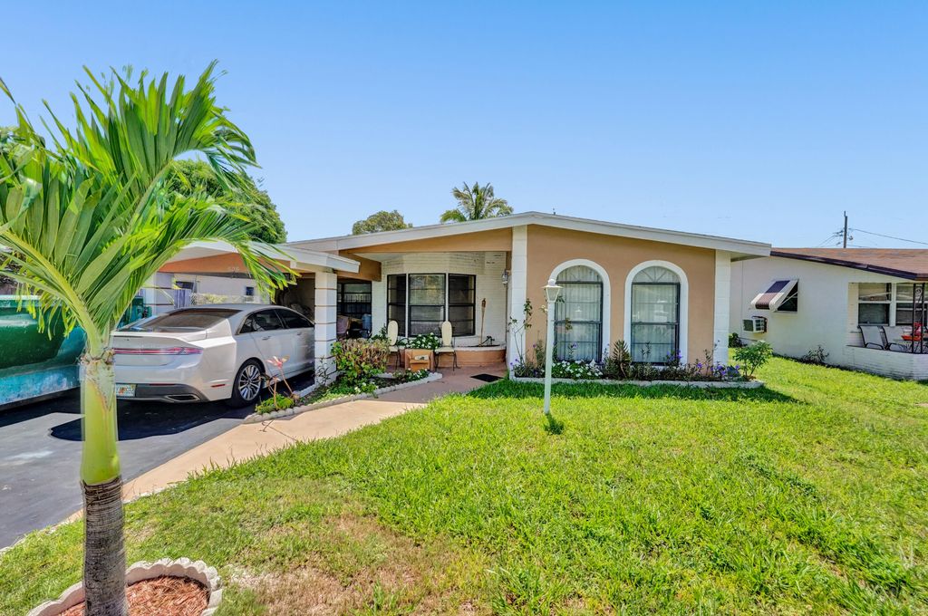 Photo of 329 SW 8th Avenue, Delray Beach, FL 33444 (MLS # R10804942)