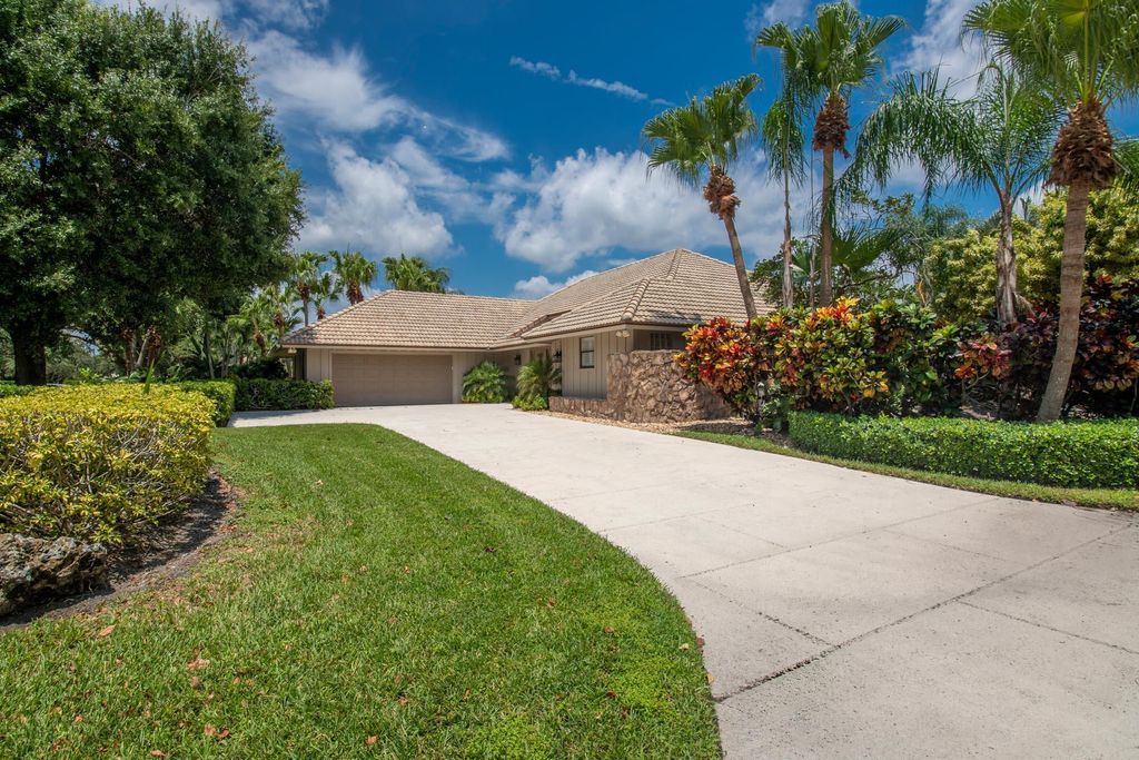 Photo of 13 Balfour Road W, Palm Beach Gardens, FL 33418 (MLS # R11115491)