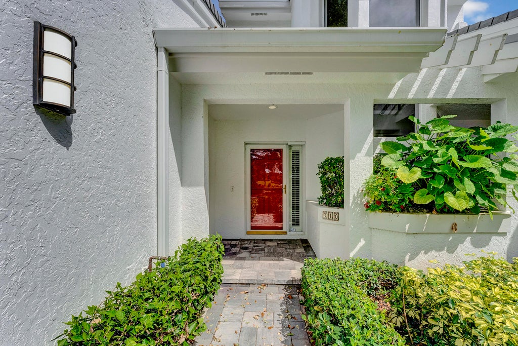Photo of 310 SPYGLASS Way, Jupiter, FL 33477 (MLS # B26088444)