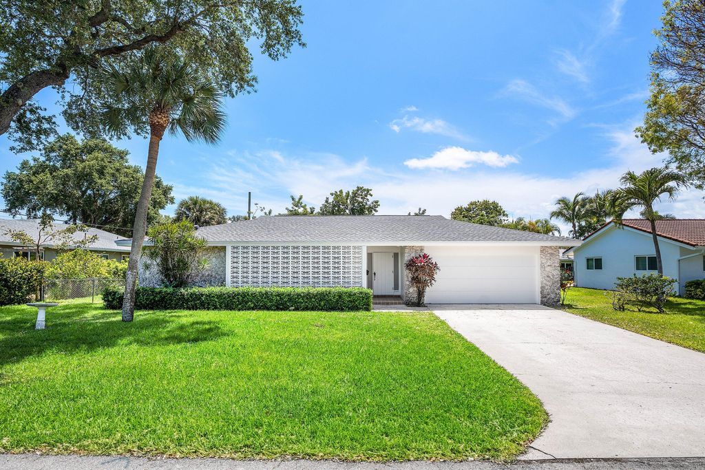 Photo of 1000 NW 7th Street, Boca Raton, FL 33486 (MLS # B26015871)