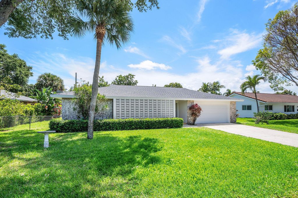 Photo of 1000 NW 7th Street, Boca Raton, FL 33486 (MLS # B26015871)