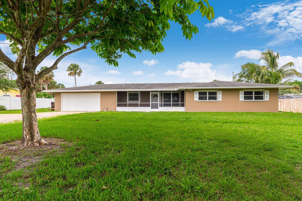 Photo of 925 SE Osceola Street, Stuart, FL 34994 (MLS # R10959507)