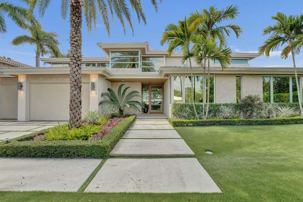Photo of 2718 NE 17th Street, Fort Lauderdale, FL 33305 (MLS # B26045239)