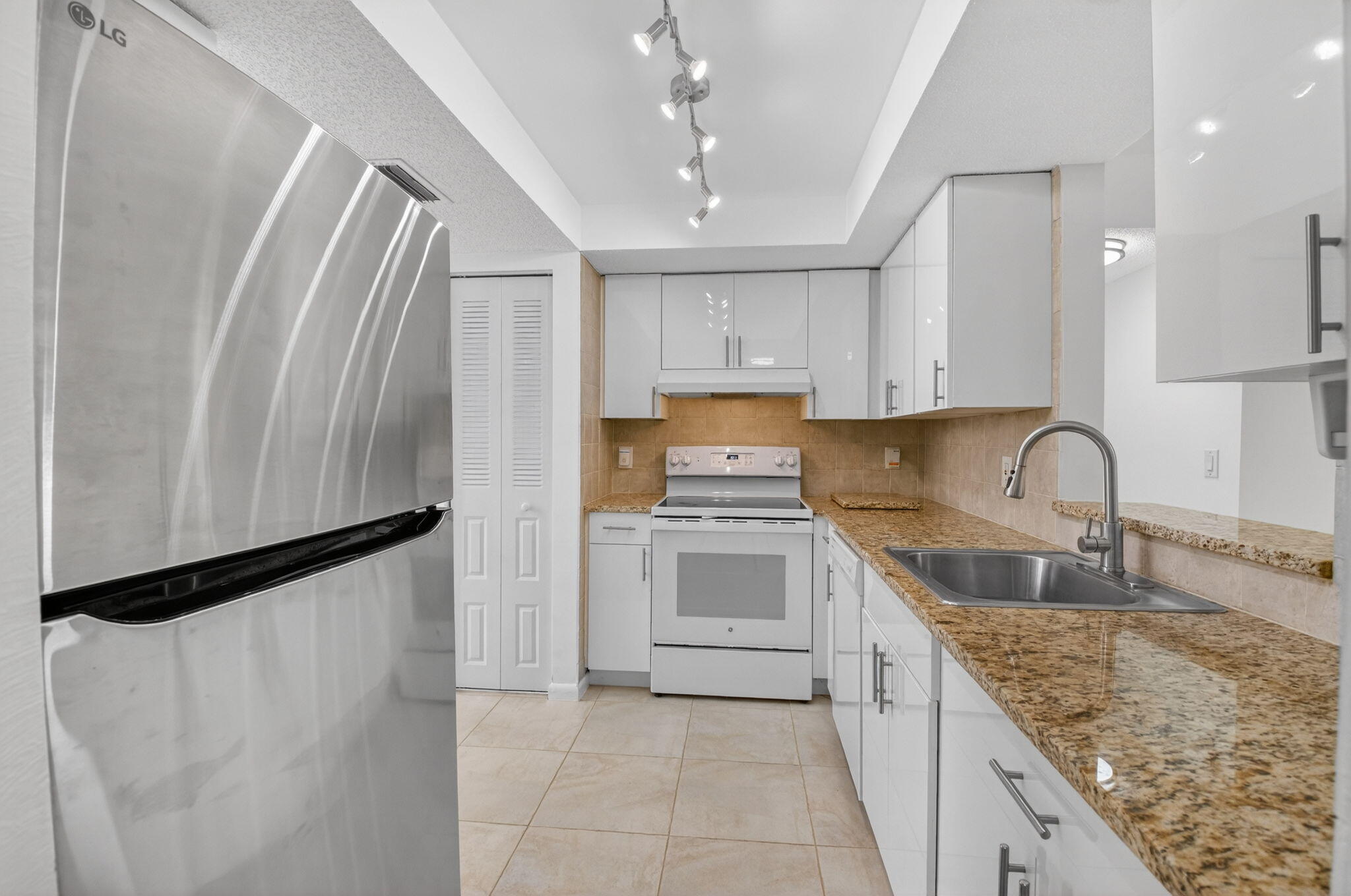 Villages Oriole Abbey Condo - Residential