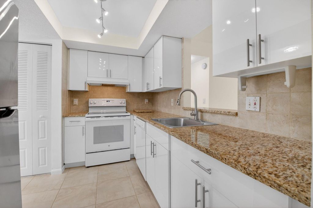 Photo of 10 Willowbrook Lane, Delray Beach, FL 33446 (MLS # B26011813)