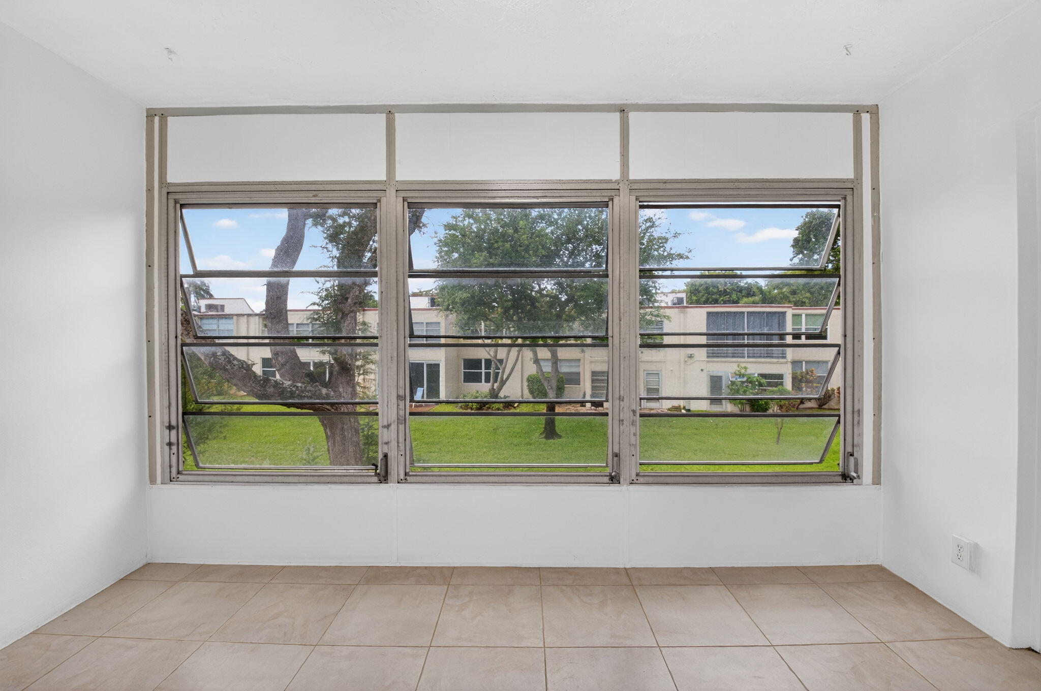 Villages Oriole Abbey Condo - Residential