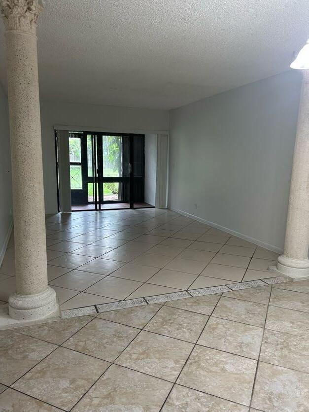 FOREST HILL VILLAS GARDEN - Residential Lease