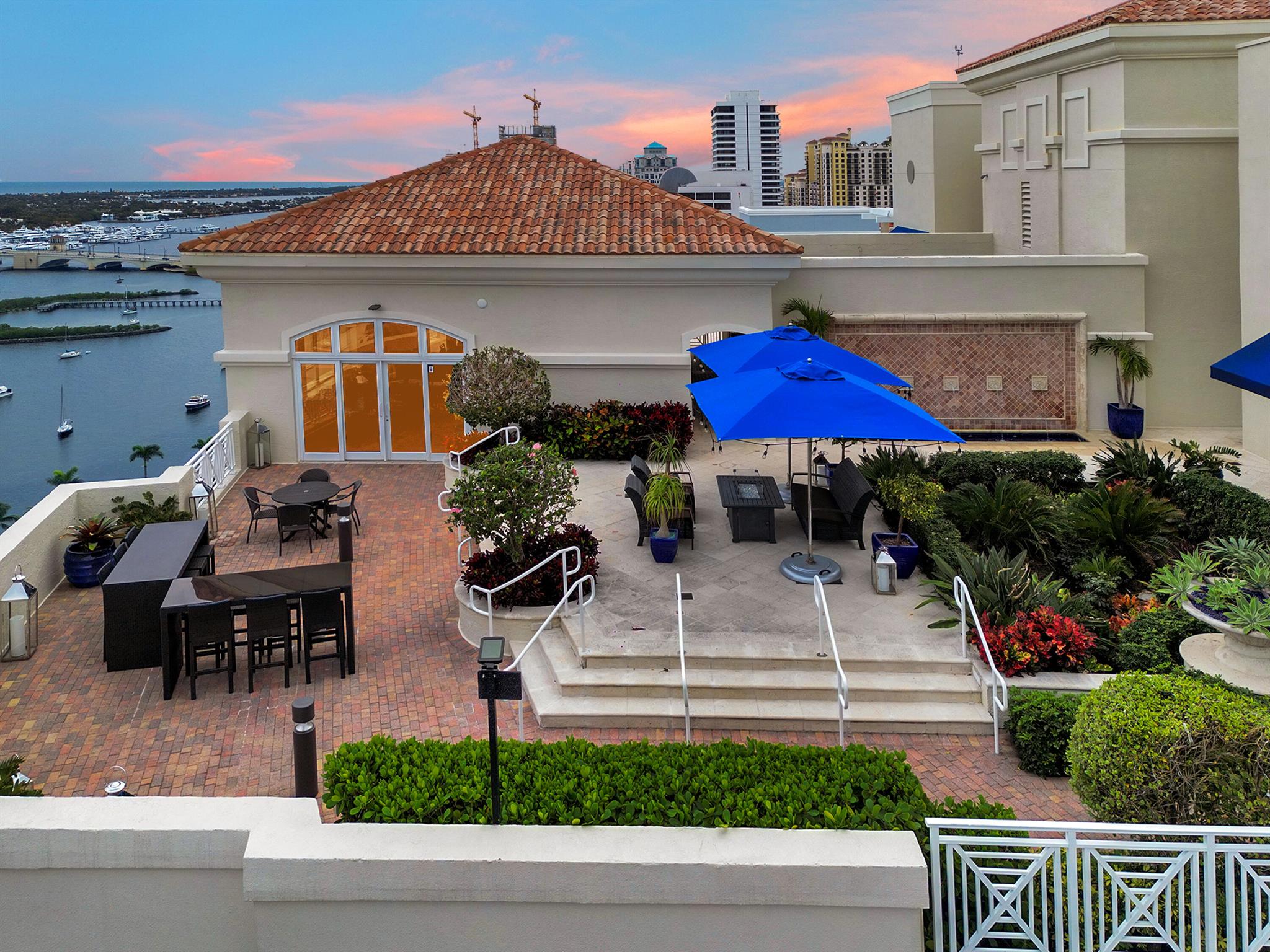 ESPLANADE GRANDE CONDO - Residential