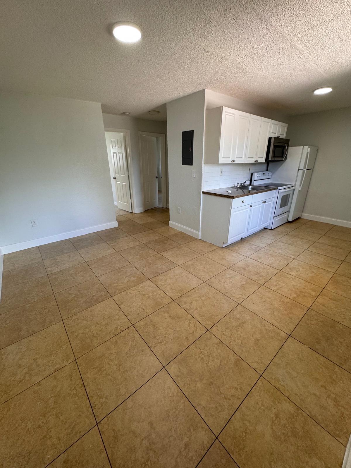 Palm Tree 119-23 B - Residential Lease