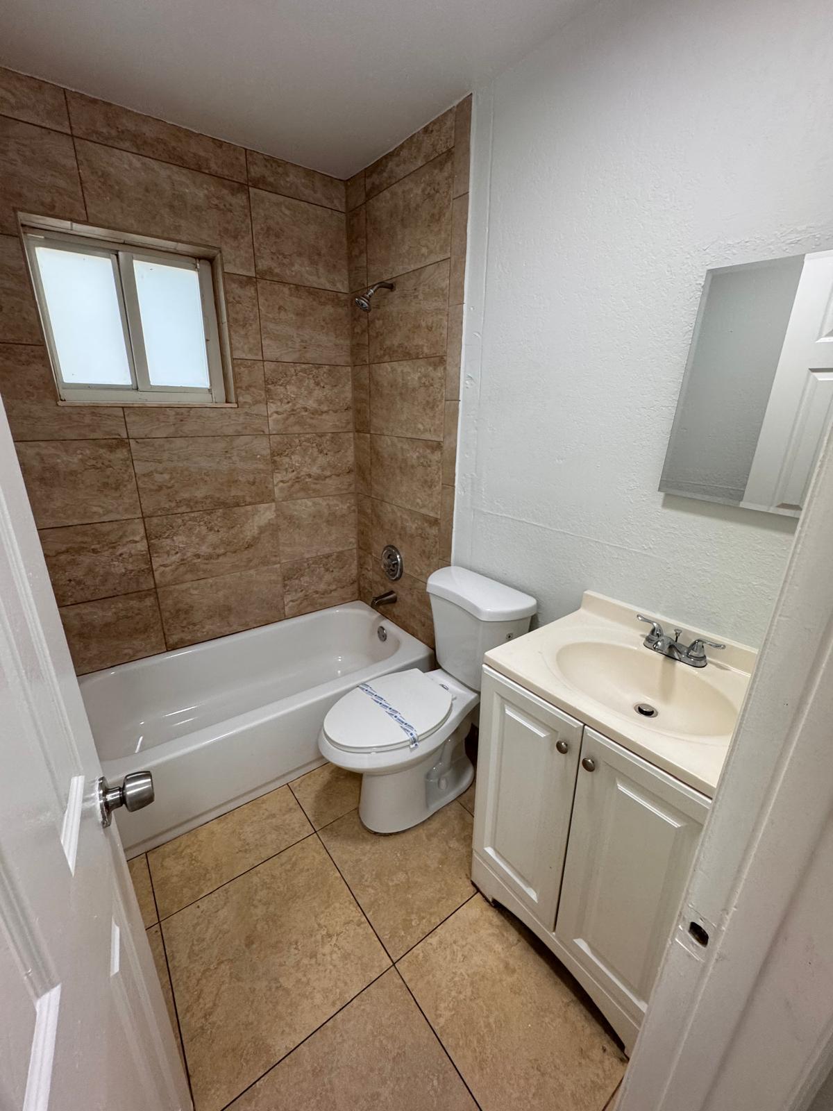 Palm Tree 119-23 B - Residential Lease