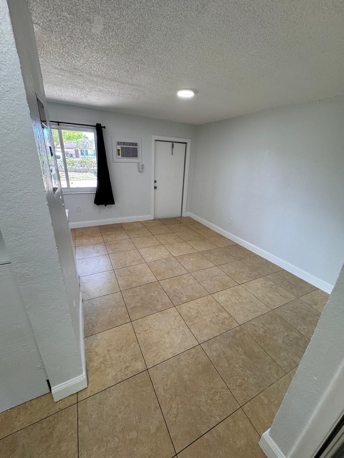 Palm Tree 119-23 B - Residential Lease