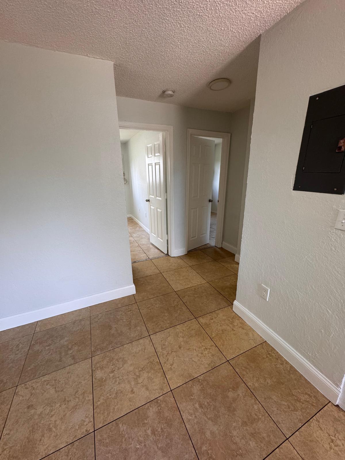 Palm Tree 119-23 B - Residential Lease