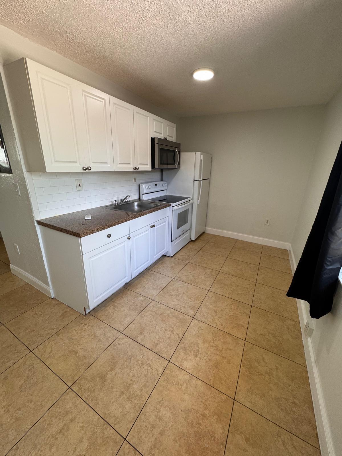 Palm Tree 119-23 B - Residential Lease