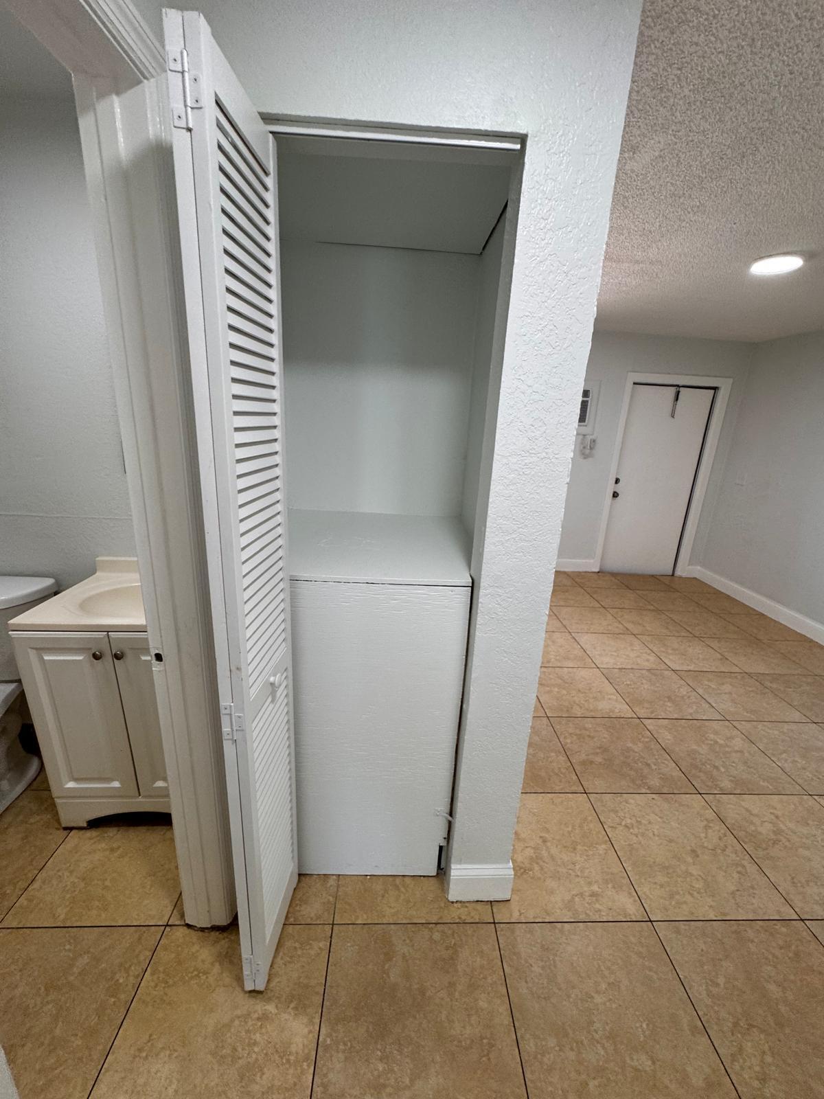 Palm Tree 119-23 B - Residential Lease