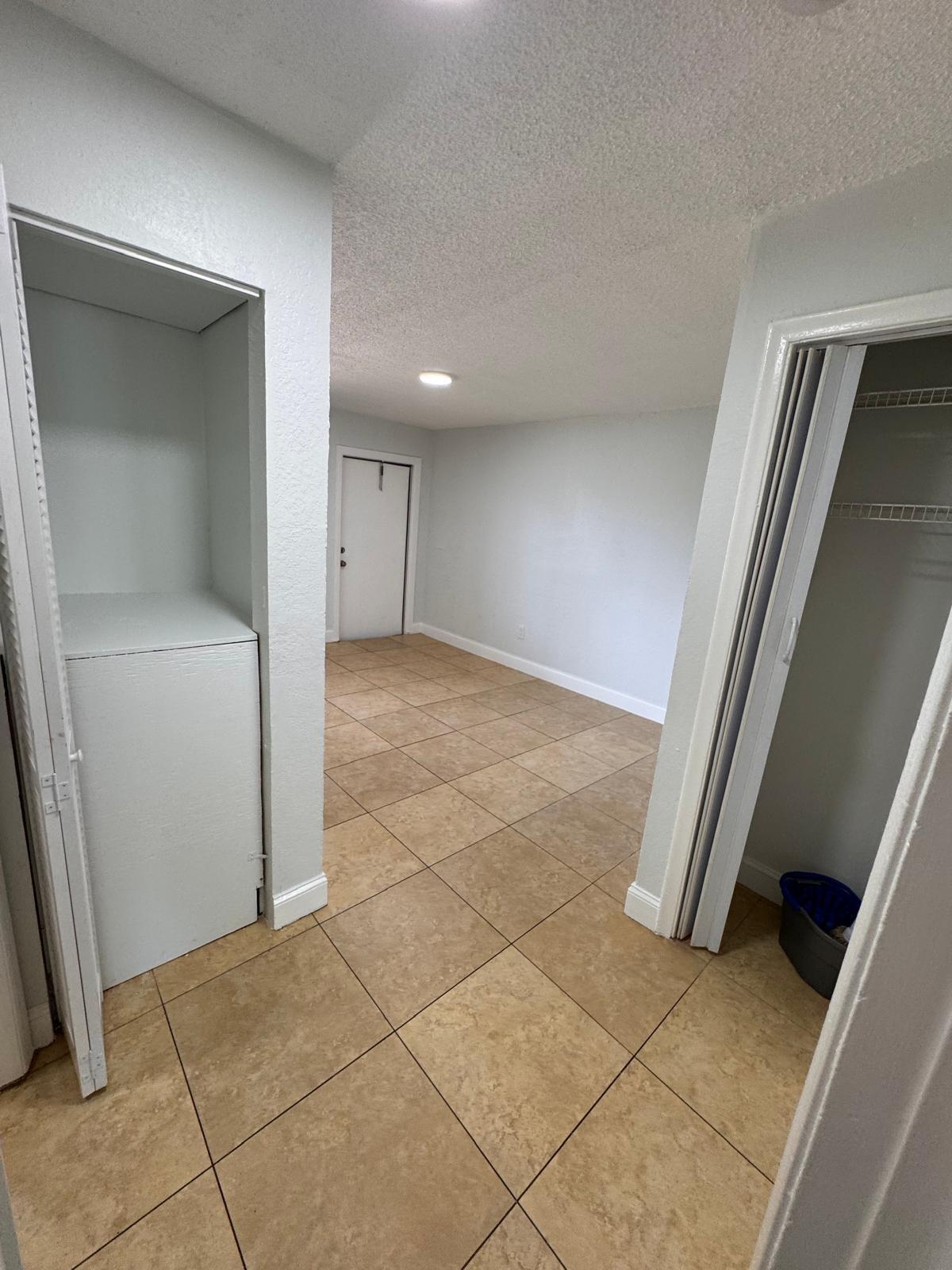 Palm Tree 119-23 B - Residential Lease