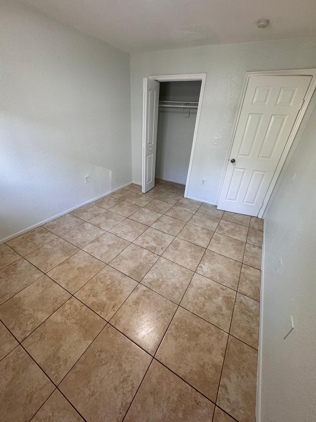 Palm Tree 119-23 B - Residential Lease