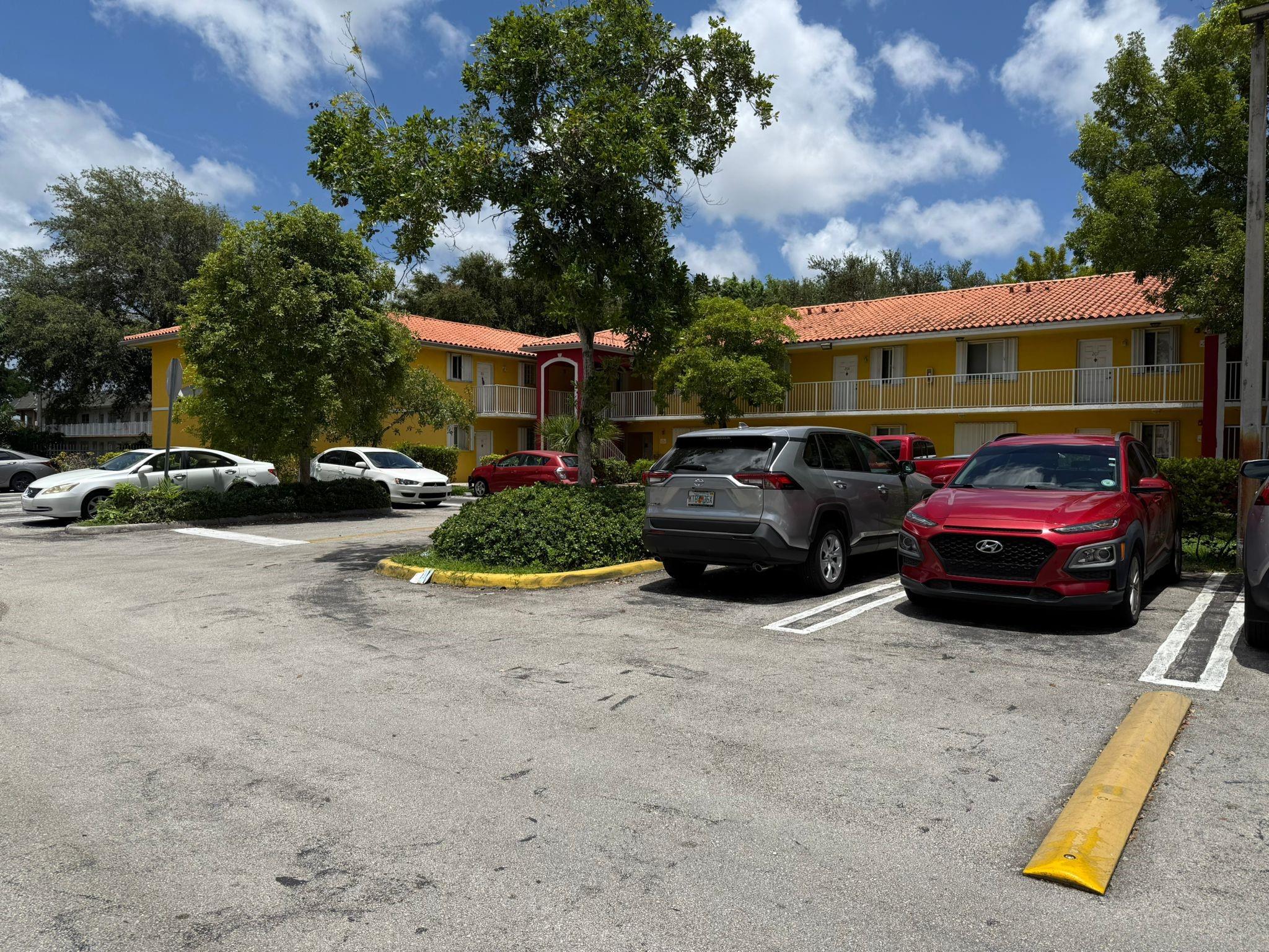 Large & Spacious 2 Bedroom 2 Bathroom, With Walk In Closet Space. Centrally located near major highways and Retail and dinning places.