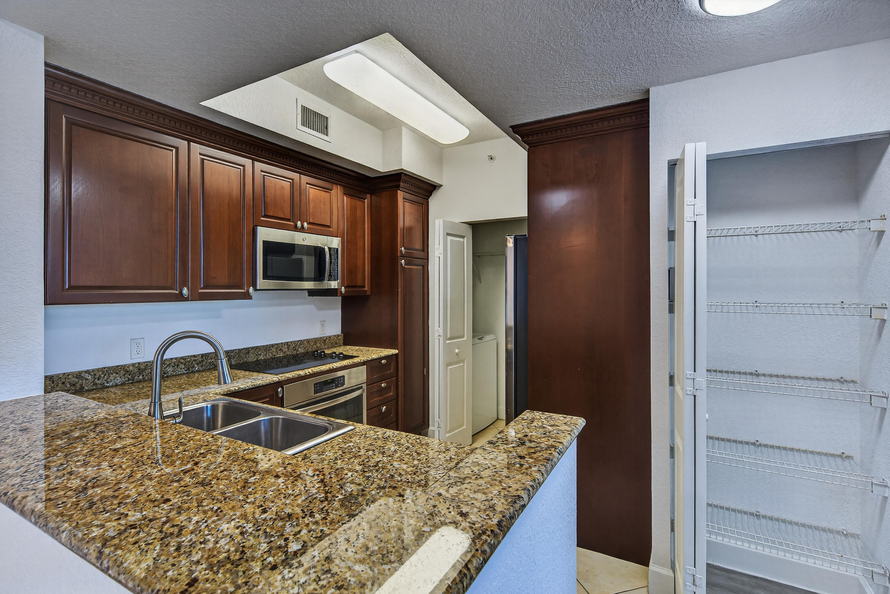 VIZCAYA LAKES CONDO - Residential Lease