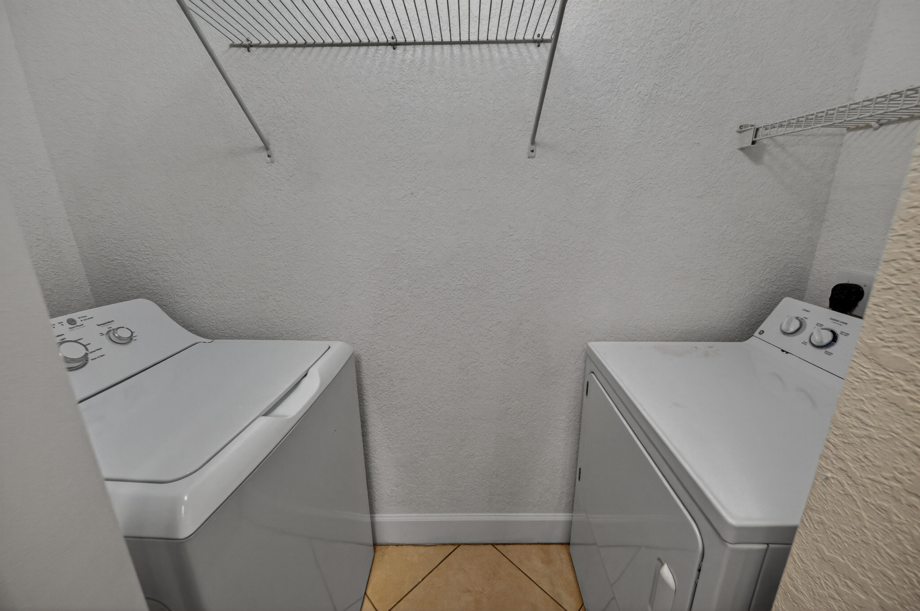 VIZCAYA LAKES CONDO - Residential Lease