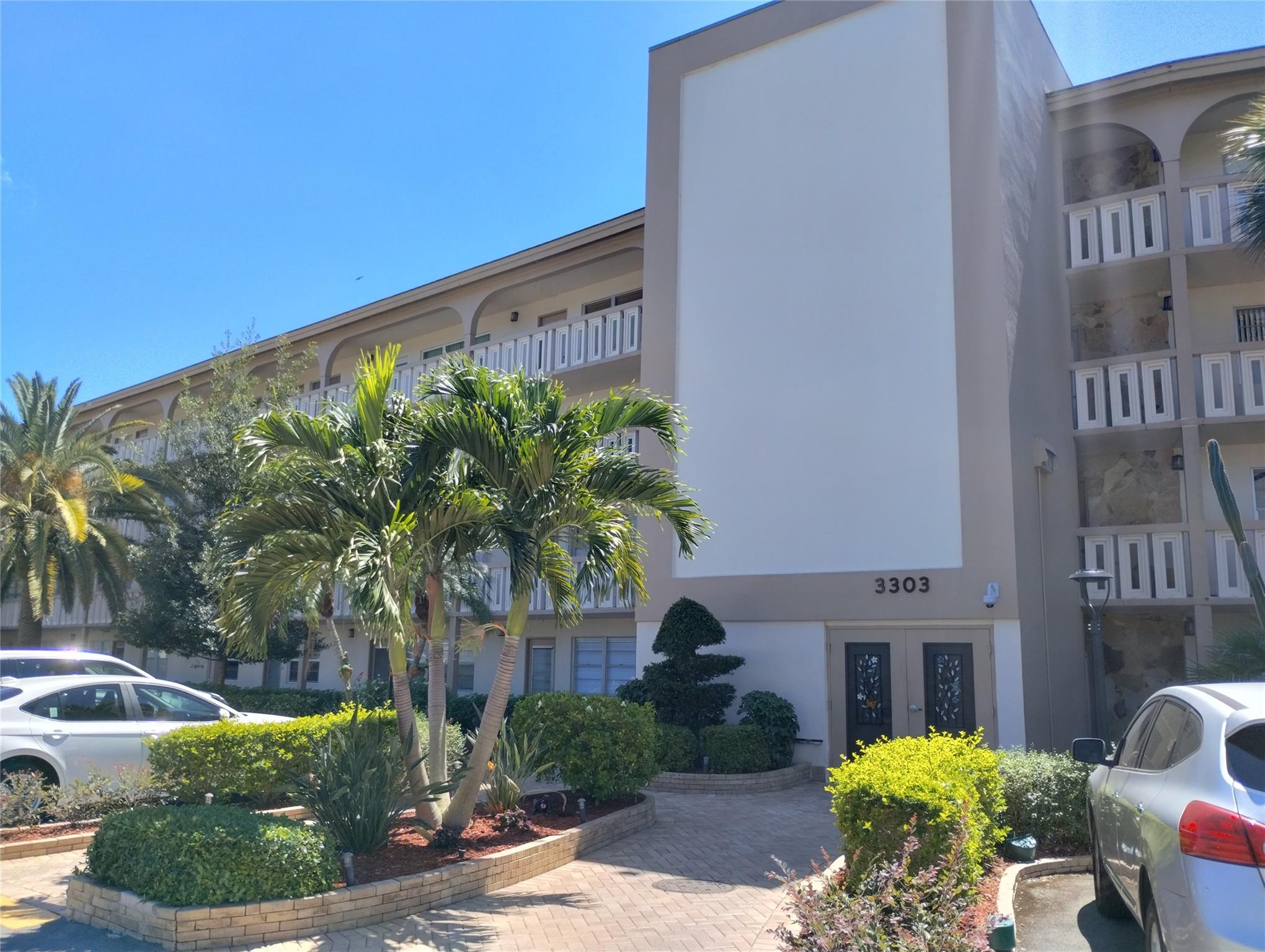 TURN KEY 900 SQ FT 1 BEDROOM IN PRESTIGIOUS ARUBA. EVERYTHING STAYS! BEST GOLF VIEWS FRONT & BACK! 3303 HAS FULL RESERVES & LOW MAINTENANCE. NO POPCORN! UNIT HAS WASHER/DRYER, WOOD LAMINATE FLOORS, UPGRADED INTERIOR DOORS, UPDATED OPEN KITCHEN, LOVELY RENOVATED BATHRM & ENCLOSED PATIO W/ SWEEPING GOLF VIEWS! WYNMOOR IS AN ACTIVE GATED COMMUNITY W/ 24 HR SECURITY. AMENITIES INCLUDE A RESTAURANT, FITNESS CENTER, EXECUTIVE GOLF COURSE, PICKLEBALL, TENNIS, BILLIARDS, HEATED POOLS FOR EACH VILLAGE, BBQ STATIONS FOR GRILL LOVERS, DANCE VENUES, PLUS CLUBS & CLASSES FOR ALL INTERESTS. ENJOY MOVIES & LIVE SHOWS AT OUR THEATRE. JOG/BIKE 2.5 MILE PATH UNDER MATURE TREES. SHUTTLE BUSES ARE EASILY SUMMONED! CLOSE TO SHOPPING, MAJOR HWYS & GREAT EATERIES. DR OFFICE ON SITE. JOIN THE FUN IN THE SUN!
