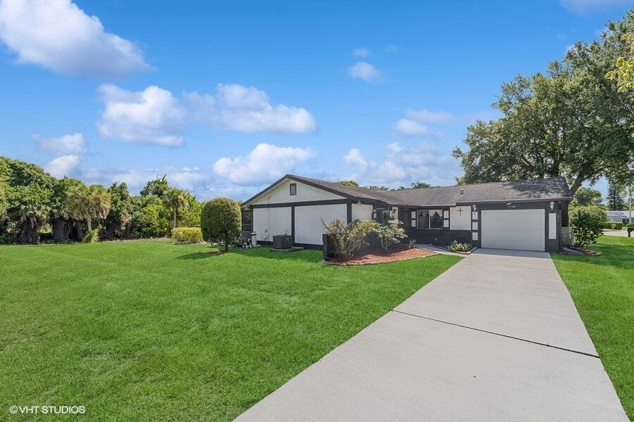 1998 SE Morningside Boulevard, Port St Lucie, FL, 34952/$324,900 3 1998 SE Morningside Boulevard
