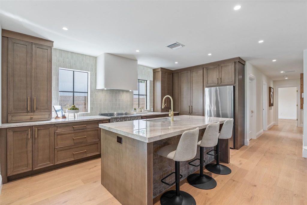 Photo of 2100 Lake Avenue, West Palm Beach, FL 33401 (MLS # F10554007)