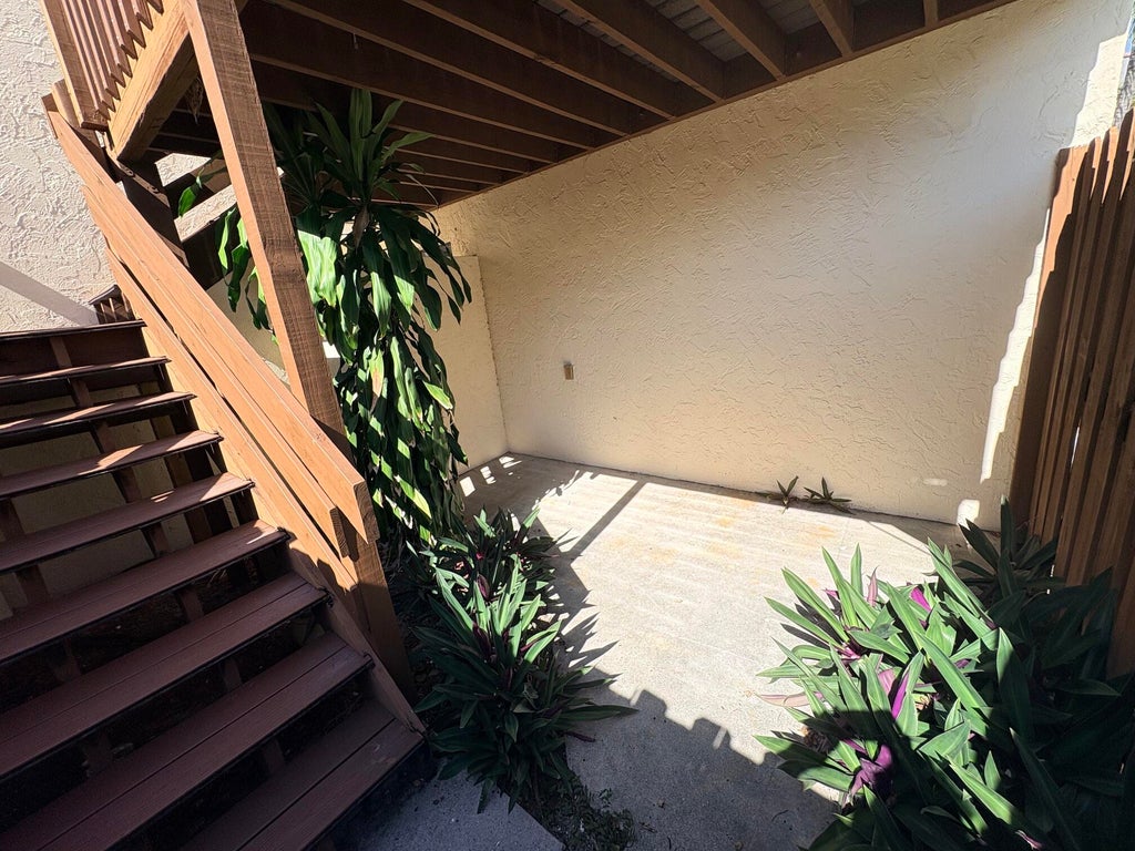 Photo of 635 Executive Center Drive, West Palm Beach, FL 33401 (MLS # B26065883)