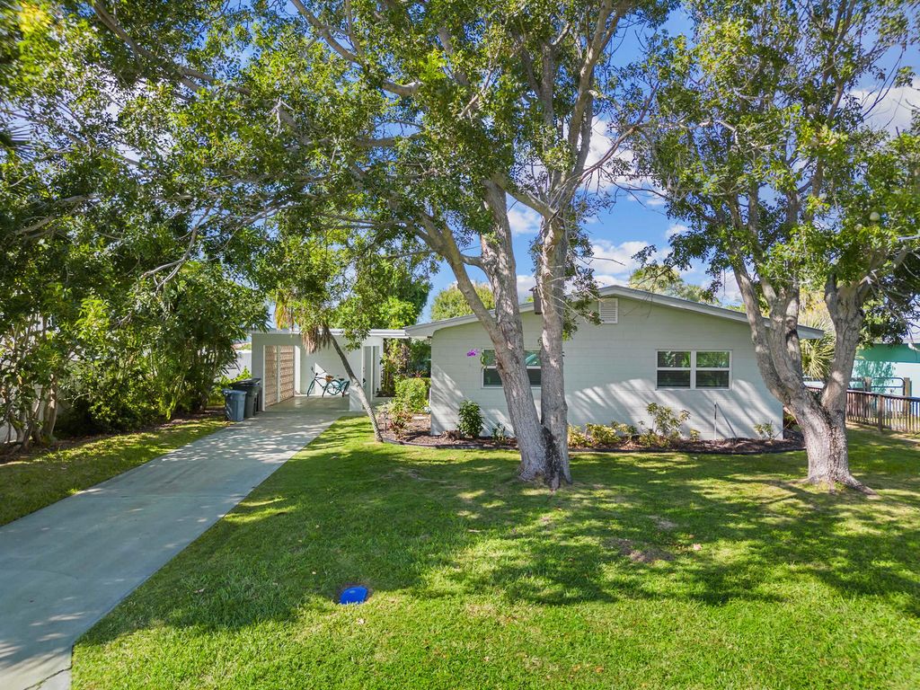 Photo of 1706 Plover Avenue, Fort Pierce, FL 34949 (MLS # R10994488)