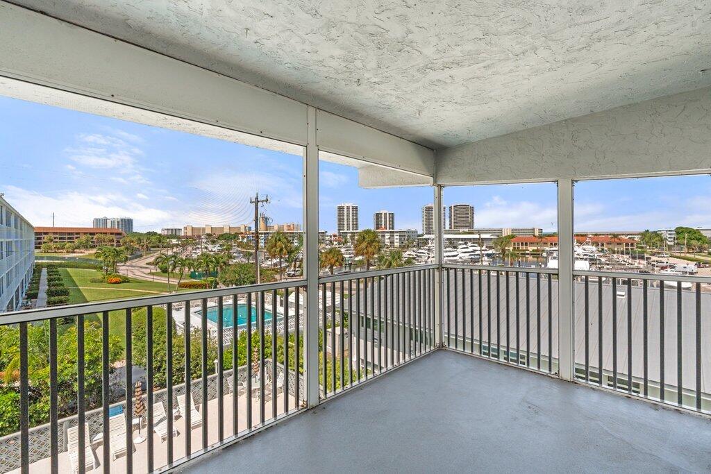 SHUTTERS CONDO - Residential