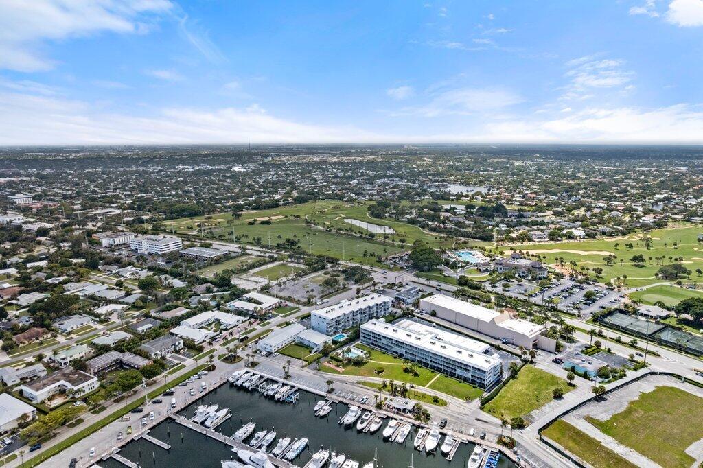 SHUTTERS CONDO - Residential