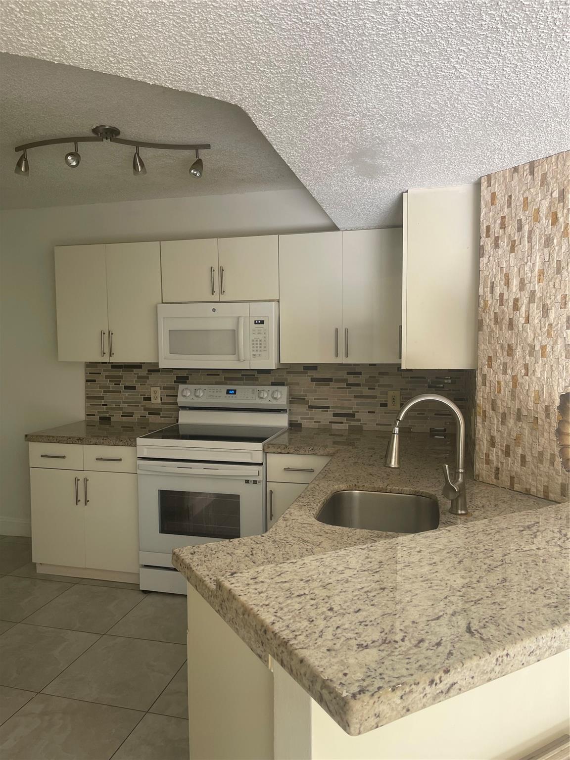Nice 3 bed 2bath condo with impact windows a private laundry room. Family oriented resort style condo two pools , tennis court, grill area, Gym, playground for the kids, gated community . Close to restaurants, shopping, and major highways .
Available 9/1/2025.
