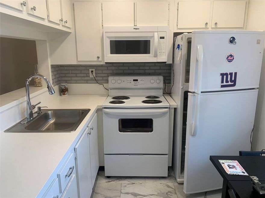 1/1   CONDO   IN   A    MOVE   IN    CONDTION.   GREAT    LOCATION.    SCREEN   IN    PATIO   WITH   A   LAKE   VIEW.