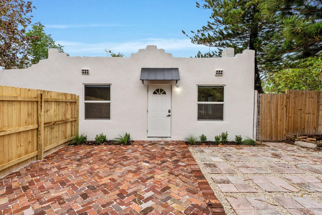 Photo of 818 Briggs Street, West Palm Beach, FL 33405 (MLS # B26005596)