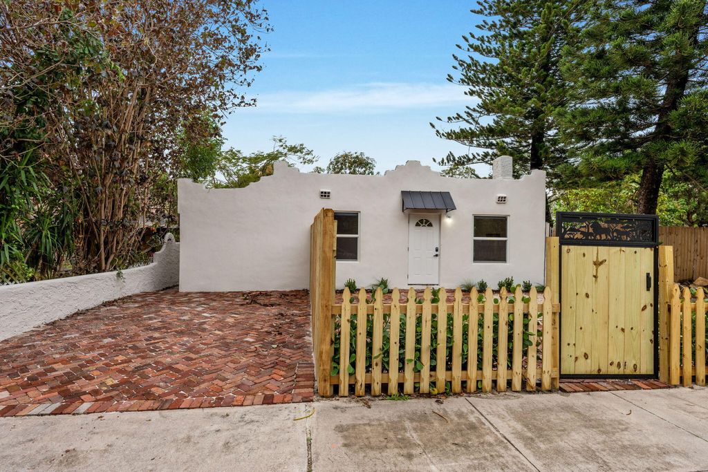 Photo of 818 Briggs Street, West Palm Beach, FL 33405 (MLS # B26005596)