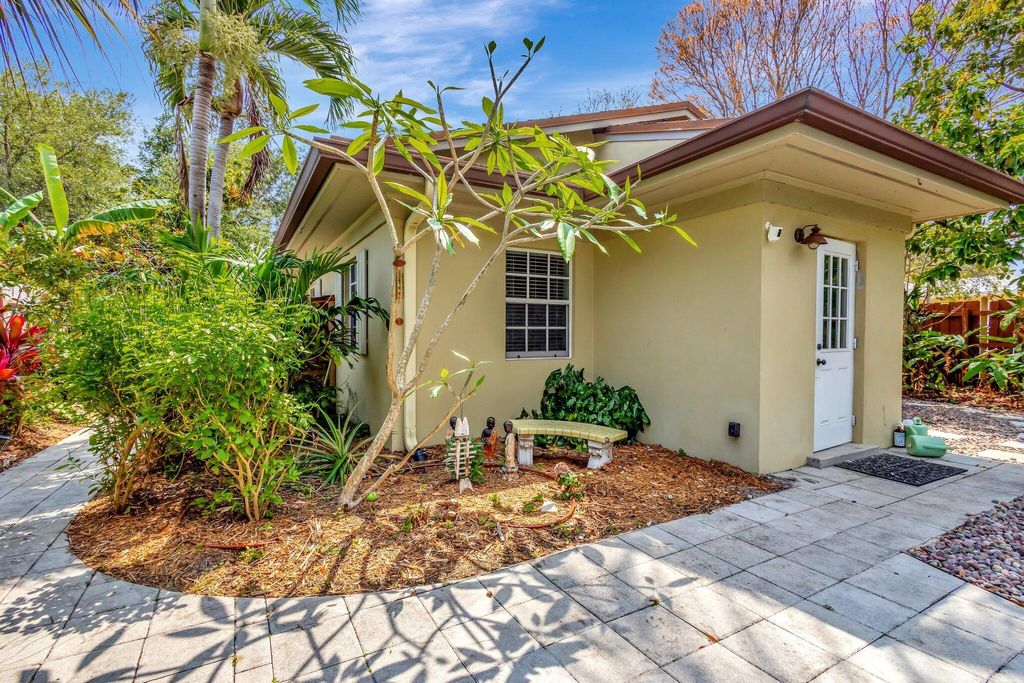 Photo of 227 NE 12th Street, Delray Beach, FL 33444 (MLS # B26006234)