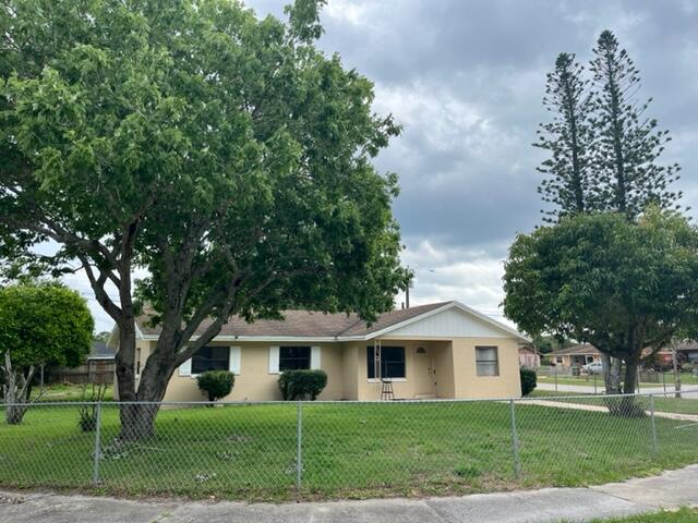 Photo of 101 Tropic Court, Fort Pierce, FL 34946 (MLS # R10790049)