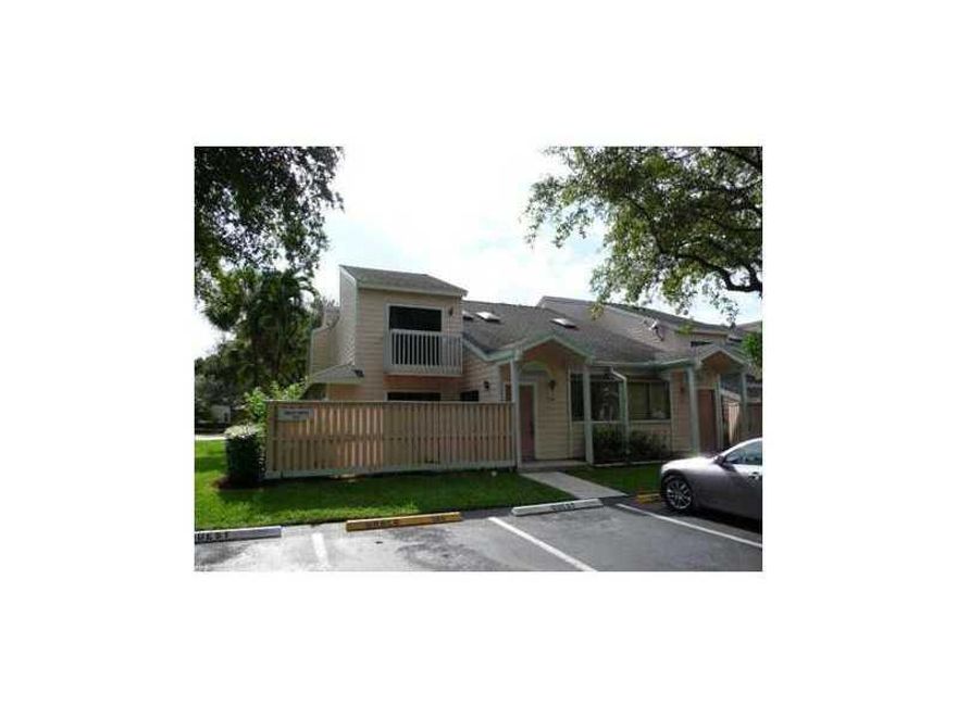 ***PLEASE READ REMARKS, BROKER REMARKS, AND SEE ATTACHMENTS *** BEATIFUL 3 BEDROOM AND 2 BATHROOM TOWNHOUSE IN PLAYERS PLACE, A WELL MIAINTAINED COMMUNITY WITH GREAT AMENITES. SPLIT LEVEL, WITH HUGE LOFT. TILE DOWN STAIRS AND CARPET UPSTAIRS, HIGH VAULTED D  CEILINGS. NO PETS ALLOWED. ASSOCIATION TAKES UP TO 30 DAYS FOR APPROVAL. TENANT PAYS FOR WATER/SEWER.