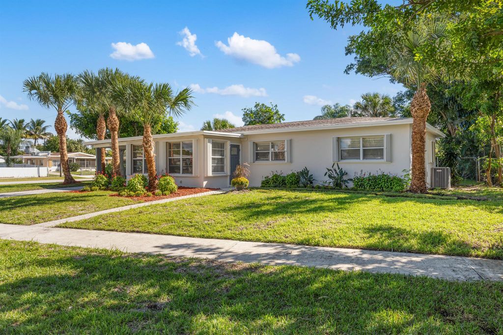 Photo of 702 S 12th Street, Lantana, FL 33462 (MLS # R11133279)