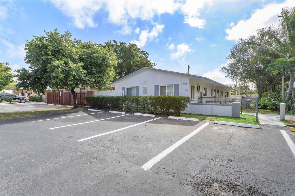 Photo of 332 SW 2nd Place, Pompano Beach, FL 33060 (MLS # F10511614)