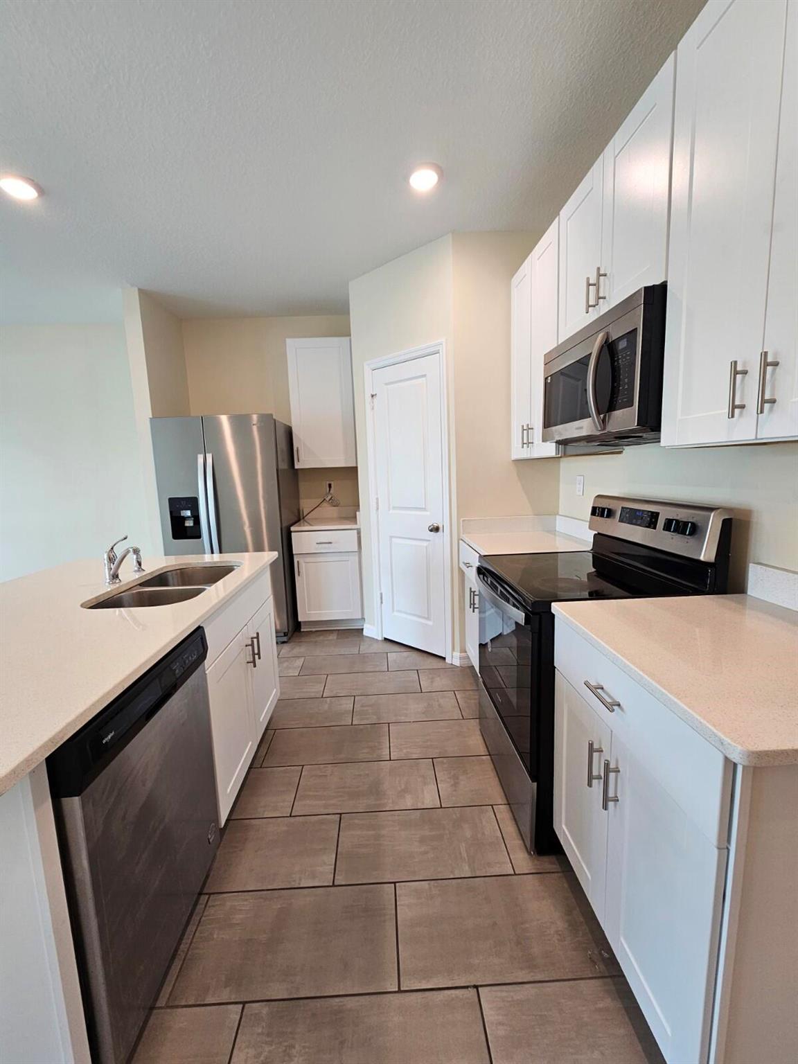 FONTANA TOWNHOMES - Residential Lease