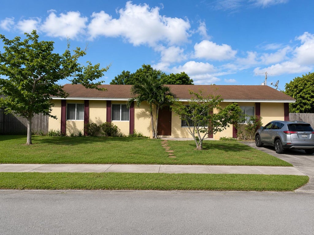 Photo of 4231 SW 55th Avenue, Davie, FL 33314 (MLS # B26050917)