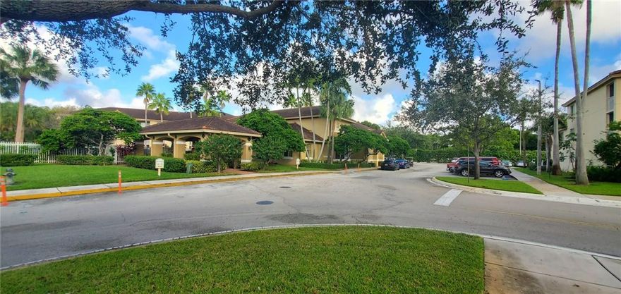 Beautiful 2 bedroom Condo, spacious floor plan, 2 full bathrooms, freshly painted, great community, close to I-95, close to shopping centers. Ready to move in.