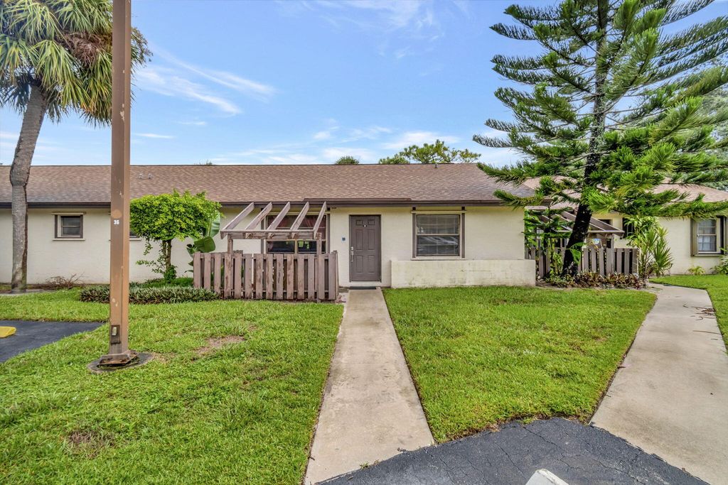 Photo of 39 Via De Casas Norte, Boynton Beach, FL 33426 (MLS # R11018749)