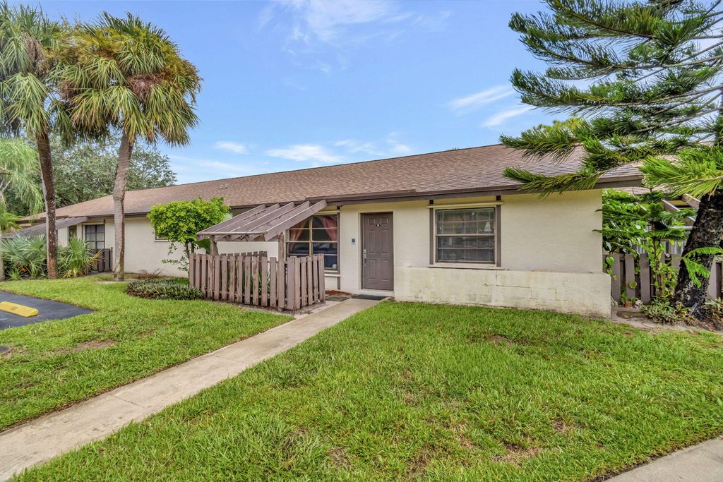 Photo of 39 Via De Casas Norte, Boynton Beach, FL 33426 (MLS # R11018749)